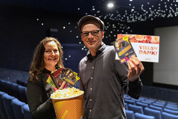 Theaterleiterin Miriam Waldmann hat die Gutscheine nun an Diakonie Abteilungsleiter Stefan Schimmöller übergeben. Foto: Reizüberflutung