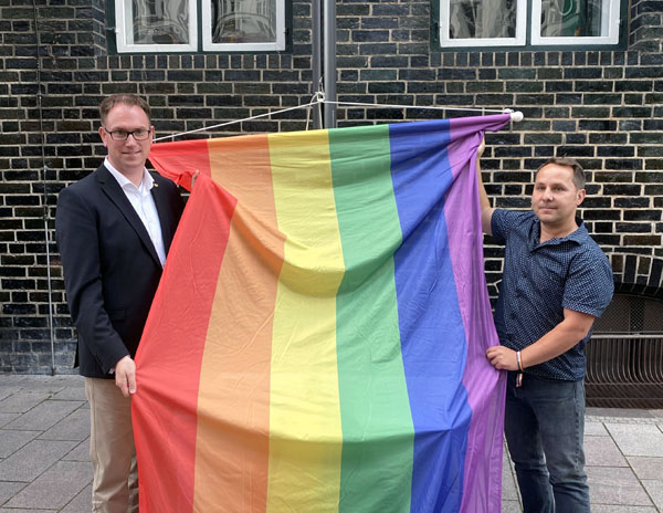 Jan Lindenau und Christian Till vom Lübeck CSD eröffneten die Woche. Foto: HL