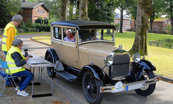 Lübeck live: 40 Oldtimer starten auf dem Markt zur Ausfahrt