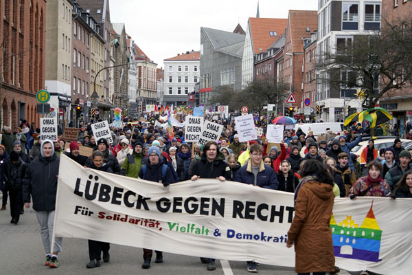 Inzwischen haben über 75 Organisationen und Gruppen den Demoaufruf unterzeichnet.