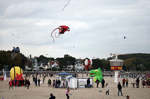 Der Himmel von Travemünde war am Wochenende voller Farbkleckse. Fotos: Karl Erhard Vögele