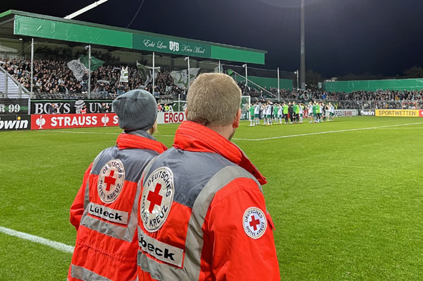 Sanitätsdienst im Stadion an der Lohmühle ist eine Möglichkeit von vielen, sich beim DRK Lübeck ehrenamtlich zu engagieren. Foto: DRK Lübeck