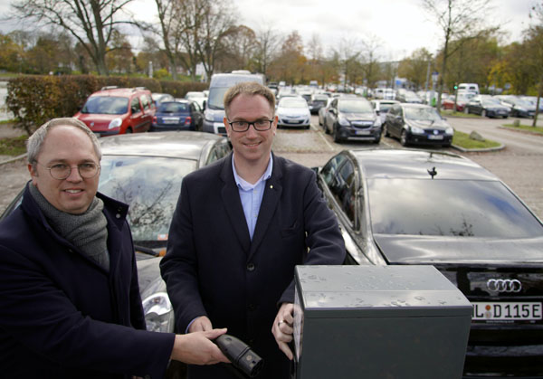 Dr. Jens Meier, CEO der Stadtwerke Lübeck, und Bürgermeister Jan Lindenau testeten die neuen Ladesäulen an der Kanalstraße. Fotos: VG