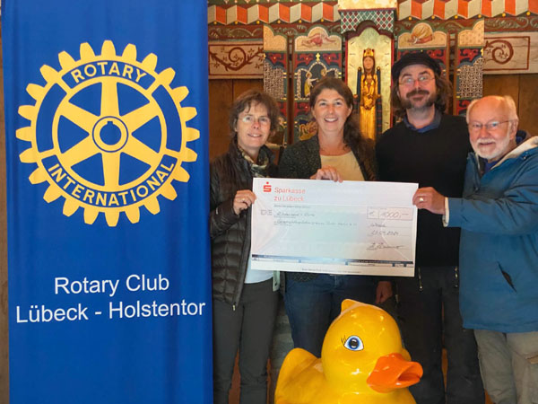 Kerstein Kummer vom Verein Lübecker Entenrennen (links) übergab den symbolischen Scheck an Martin Tank. Foto: Rotary Club Lübeck-Holstentor