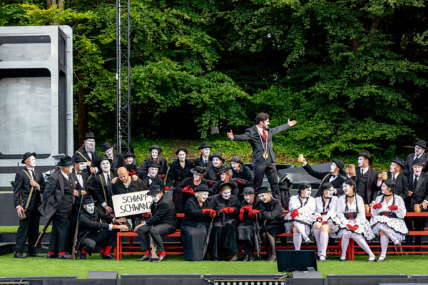 Das ganze Dorf verspottet Max (Marius Pallesen), nachdem Bauer Kilian (Laurence Kalaidjian) das Wettschießen gewonnen hat. Fotos: Daniel Lagerpusch