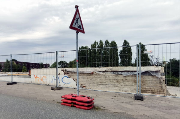 Für die Zeit bis zum Neubau schlägt der SPD Ortsverein Altstadt einen gestalteten Bauzaun vor. Foto: JW