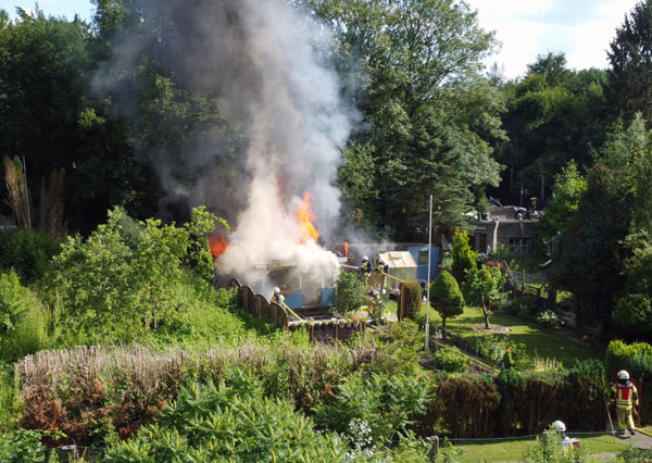 Die Gartenlaube war schwierig zu erreichen. Die Feuerwehr musste eine Wasserversorgung aufbauen. Fotos: STE