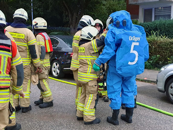 Feuerwehrleute in Vollschutzanzügen sicherten das verdächtige Paket. Fotos: Oliver Klink