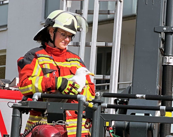 Die Feuerwehr rettete das Tier aus dem Netz und brachte es zum Vogelpark in Niendorf. Foto: DS