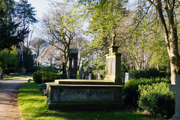 Das Theater Lübeck lädt am Sonntag zu Hör-Spaziergängen auf dem Burgtor-Friedhof ein.