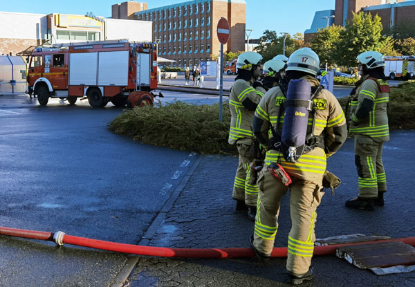 Die Feuerwehr konnte die Glutnester löschen, bevor sich ein großer Brand entwickelte. Fotos: VG