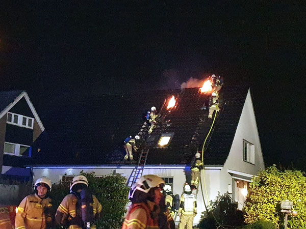 In der Reinsbeker Straße kam es am Mittwochabend zu einem Dachstuhlbrand. Fotos: Oliver Klink