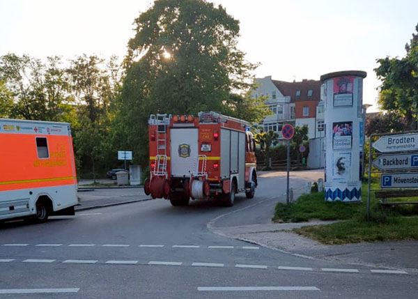 Die Feuerwehr konnte schnell wieder abrücken. Zum Glück bestätigte sich der Wohnungsbrand nicht. Fotos: SN