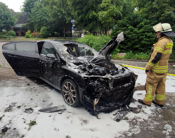 An der Ratzeburger Allee geriet am Dienstagmorgen ein Fahrzeug in Brand. Fotos: STE