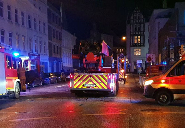 Die Feuerwehr konnte schnell Entwarnung geben. Der Baum war in kurzer Zeit gelöscht. Fotos: Oliver Klink