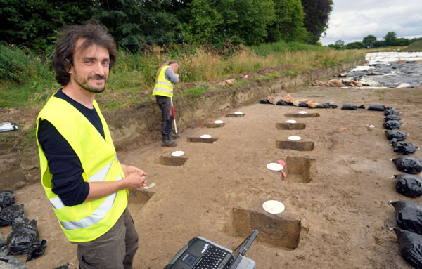 Im Bereich des neuen Gewerbegebietes Semiramis standen bereits vor 2000 Jahren kombinierte Wohn- und Stallgebäude. Fotos, O-Ton: JW