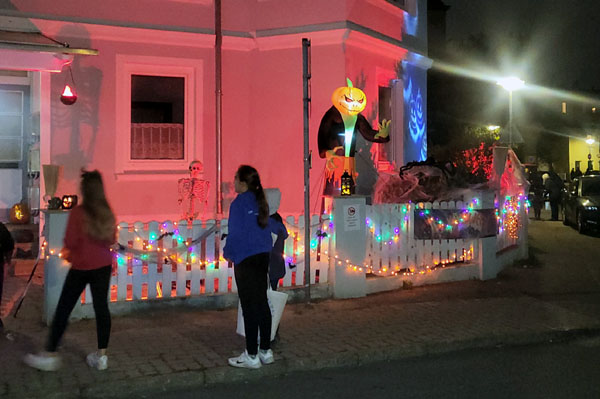 Bis 20.30 Uhr wurde Halloween in Lübeck sehr friedlich gefeiert. Die Polizei meldete nur einen Einsatz. Fotos: Harald Denckmann (2), K. und J. Zett (2)