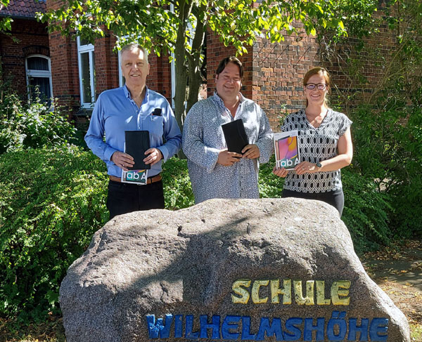 Klaus Hinrich Rohlf (links) und Maria Altenburg (rechts) haben die Tablets an Matthias Vogt vom Förderverein der Schule übergeben. Foto: Hospizbewegung