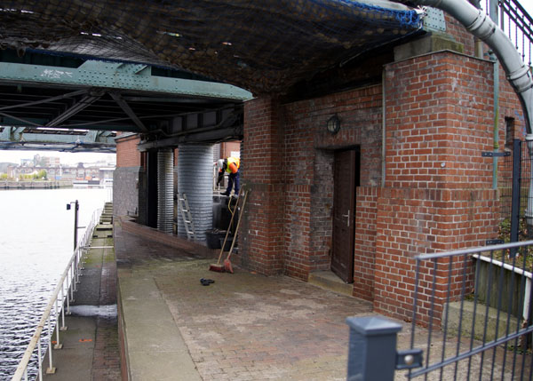 Am Montag wurde der Schaden an der Brücke untersucht. Foto: VG