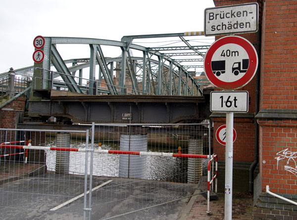 Die dauerhafte Sperrung der Straßenhubbrücke führt nach Ansicht der Stadtverwaltung zu keinen größeren Problemen. Foto: VG