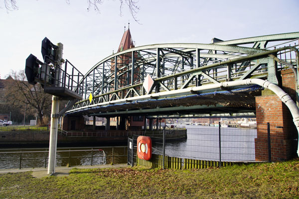 An der maroden Gehwegbrücke findet eine Sonderprüfung statt. Foto: VG/Archiv