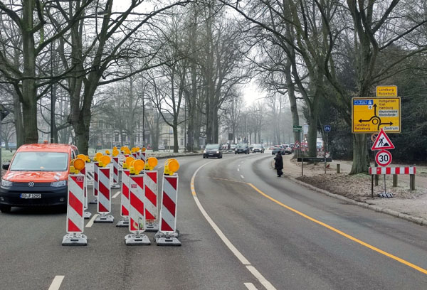 Die Baustelle mit den Glasfasern wird abgelöst durch eine größere Maßnahme für die Sanierung des Abwasserkanals. Foto: STE