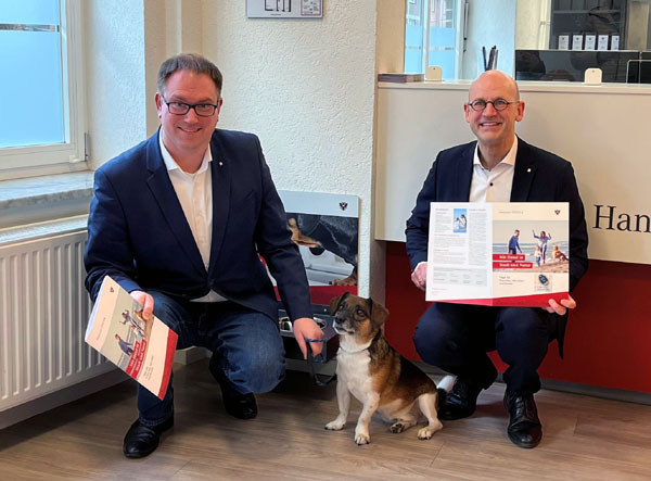 Bürgermeister Jan Lindenau und Manfred Uhlig, Bereichsleiter Haushalt und Steuerung, stellten gemeinsam mit Hund Barni die neue Hundebroschüre der Hansestadt Lübeck vor. Foto: HL