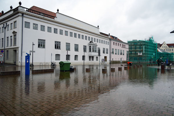 Das Hochwasser soll bereits am frühen Abend seinen Höhepunkt erreichen. Fotos: JW