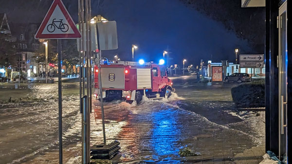 Die Feuerwehr war bis spät in der Nacht unterwegs. Fotos: Helge Normann