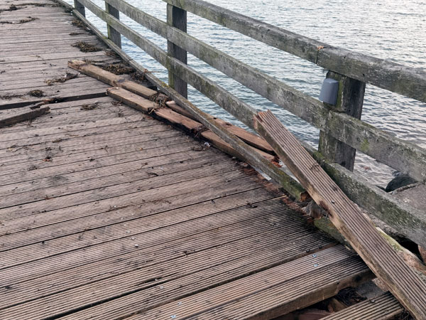 Auch nach über einer Woche dauert die Beseitigung der Hochwasserschäden in Travemünde an. Fotos: VG, Helge Normann