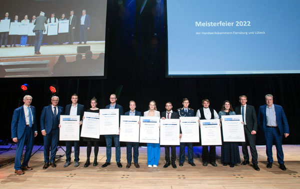 Joachim Sopha (Vizepräsident HWK Flensburg, li.), Ralf Stamer (Präsident HWK Lübeck, 2.v.l.) sowie Ministerpräsident Daniel Günther (2.v.r.) und Ralf Hermes (Vorstand IKK, re.) zeichneten die Jahrgangsbesten aus. Fotos: HWK/D. Silz