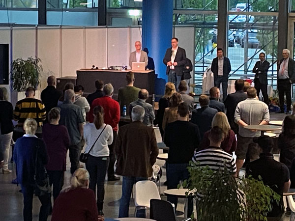 Senator Sven Schindler und Bürgermeister Jan Lindenau bedankten sich bei den Beteiligten. Foto: Hansestadt Lübeck