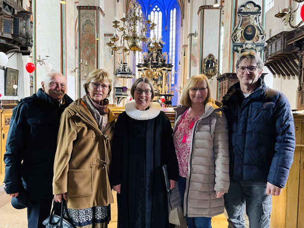 Pastorin Nicola Nehmzow traute Wolfgang Rössger und seine Frau Annette Finck-Rössger, danach Tanja Müller-Schlürß und ihren Mann Peter Schlürß kirchlich. Fotos: Steffi Niemann