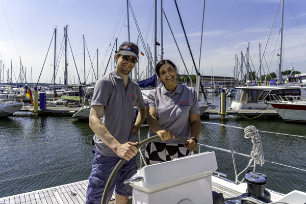 Sandra David (Bereichsleiterin bei den Johannitern) und Tim-Henrik Traving (Ehrenamtlicher bei den Johannitern) (v.r.) sind bereits gespannt auf die Projekte mit Kindern und Jugendlichen, die ab Sommer 2025 starten sollen. Foto: JUH