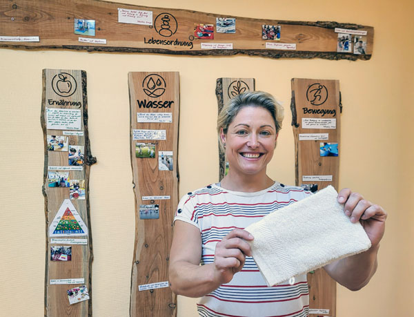 Kita-Leiterin Tina Pötzl möchte mit den Kindern der Kleinen Hanseaten Waschlappen für Kneippsche Wasseranwendungen nähen und hofft auf Spenden. Fotos: Johanniter