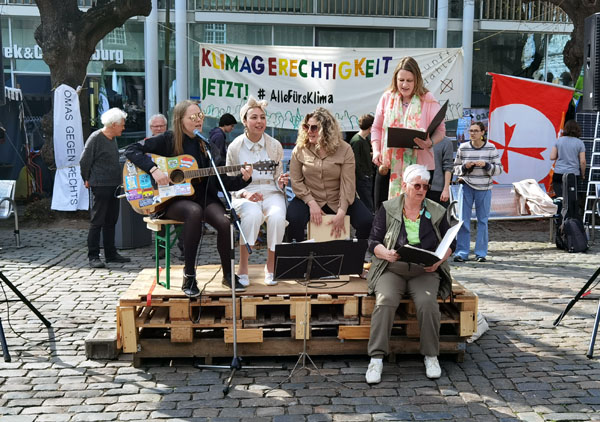 Am Freitag um 16 Uhr beginnt die 24-stündige Mahnwache vor den Rathausarkaden in der Fußgängerzone. Foto: Archiv/VG