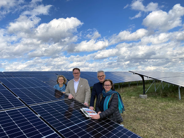 Barbara Schäfers von der städtischen Klimaleitstelle, Bürgermeister Jan Lindenau, Umweltsenator Ludger Hinsen und Bereichsleiterin Birgit Hartmann stellten den Plan vor. Foto: HL