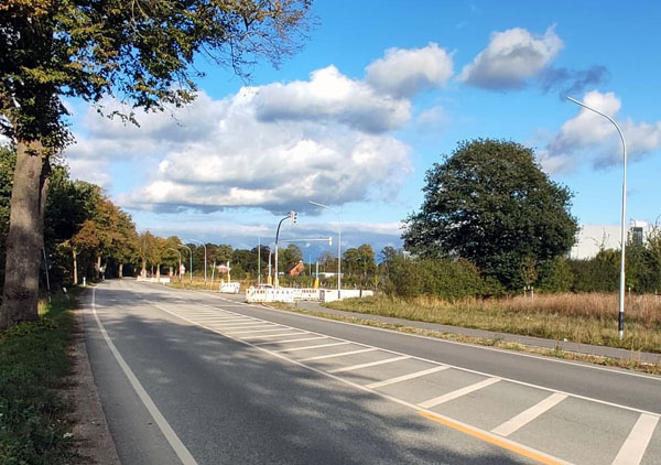 In den Herbstferien wird die Zufahrt zum neuen Gewerbegebiet ausgebaut. Dafür die Kronsforder Landstraße gesperrt. Foto: STE