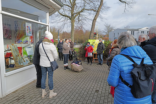 Die Eröffnung fand virensicher vor dem Pavillon statt. Fotos: Karl Erhard Vögele