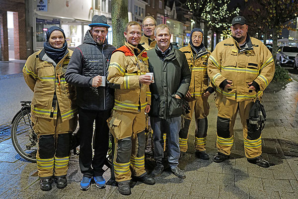 Weihnachtsbeleuchtung, Weihnachtsbaum und Adventskalender: In Travemünde wurde es am Freitag festlich. Fotos: Karl Erhard Vögele