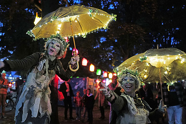 Mit einem Lichterzauber wird in Travemünde der Sommer verabschiedet. Fotos: Karl Erhard Vögele