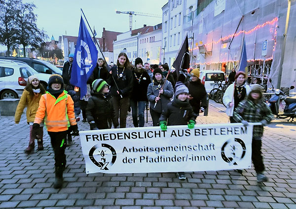 Gemeinsam begleiteten viele Lübecker das Friedenslicht vom Bahnhof zur Propsteikirche Herz Jesu. Fotos: STE