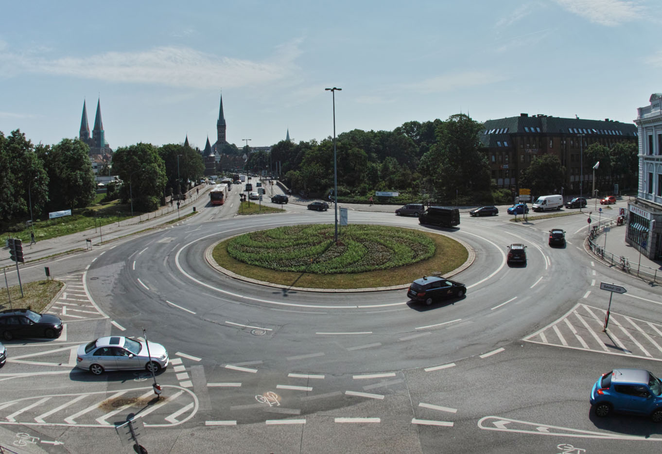 Am Lindenplatz darf in Zukunft nicht mehr aus der Innenspur in Richtung Holstentor abgebogen werden. Foto: JW/Archiv