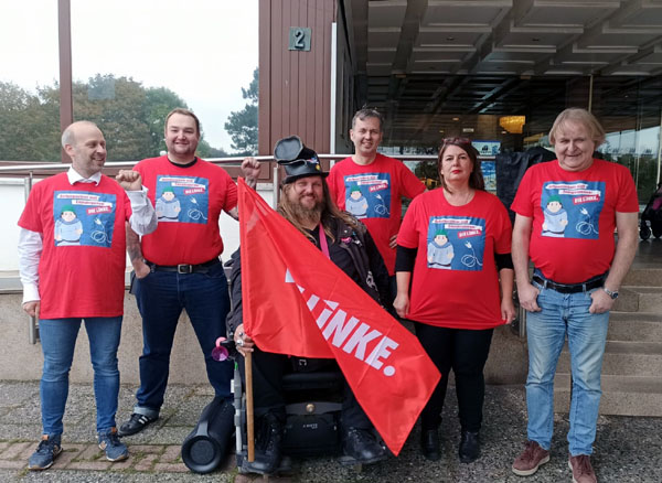 Die Linken forderten auch auf ihren T-Shirts einen Rettungsschirm statt Energiesperren.