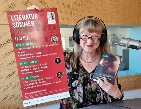 Antje Peters-Hirt, hier bei einem Interview bei Lübeck FM, organisiert die Veranstaltung. Foto: Harald Denckmann