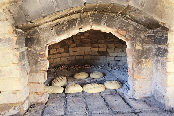 Wer schon immer mal sein eigenes Brot im Lehmofen backen wollte, hat jetzt wieder beim Workshop des Landschaftspflegevereins Dummersdorfer Ufer e.V. Gelegenheit dazu. Foto: JW