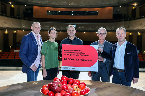 Sänger Bo Skovhus, Regisseurin Christiane Lutz, GMD Stefan Vladar, Christian Kroeger, Vorsitzender des Vorstandes der LTS, Johannes Brüggen, einer der Gründungsstifter der LTS. Foto: Lutz Roeßler