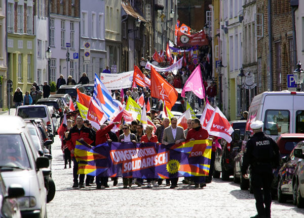 Nach Schätzung der Polizei beteiligten sich gut 400 Personen an der Mai-Kundgebung in Lübeck. Fotos: JW, VG