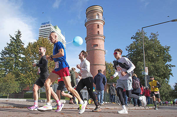 Mit einem Anmelderekord fällt am kommenden Sonntag (20.10.2024) das Startsignal für den 17. Stadtwerke Lübeck Marathon. Foto: KEV/Archiv