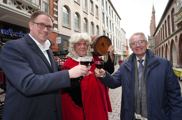 Stadtpräsident Klaus Puschaddel (rechts) und Bürgermeister Jan Lindenau (links) haben Stefan Pagel feierlich verabschiedet. Fotos: JW